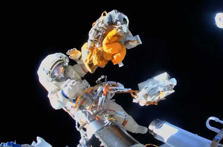 2 Astronot Rusia Siapkan...