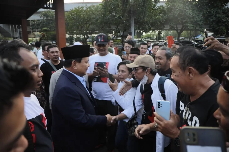 Prabowo Sambangi Solo,...