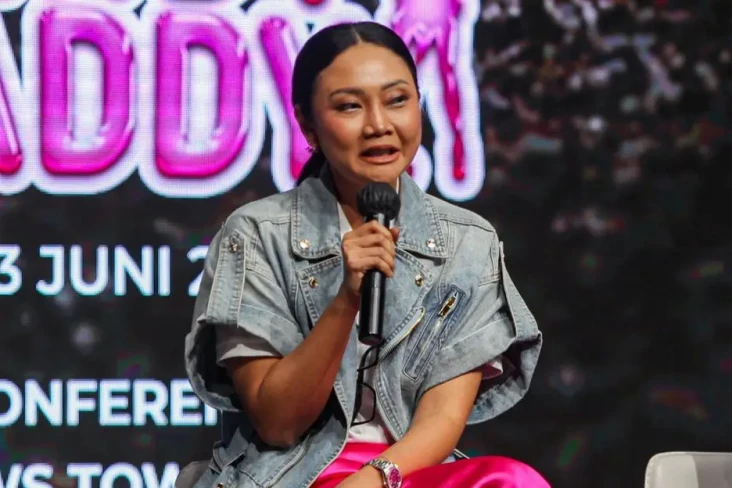 Sutradara Myrna Paramita...