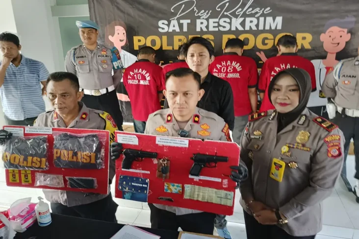 4 Komplotan Perampok...