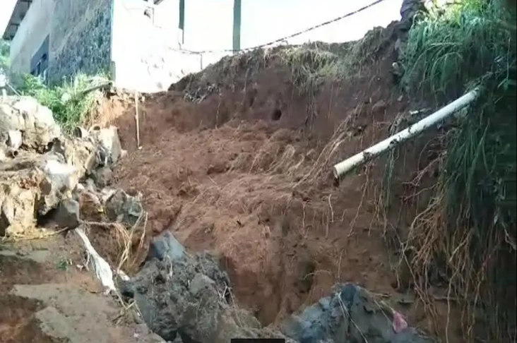 Diterjang Hujan Deras,...