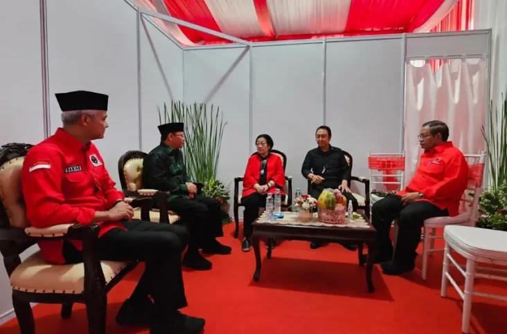 Disambut Meriah Ribuan...