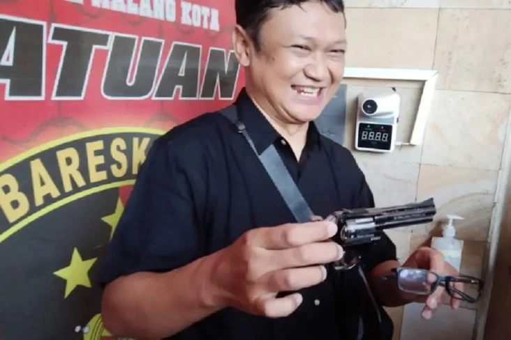 Ditodong Pistol Orang...