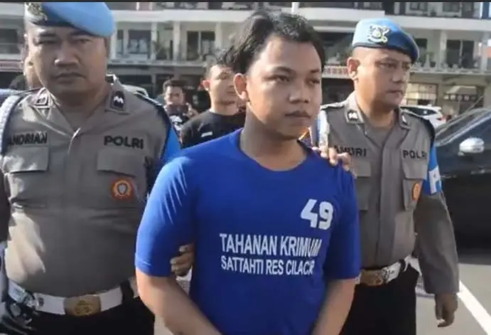 Mayat Gadis Belia Dibenamkan...
