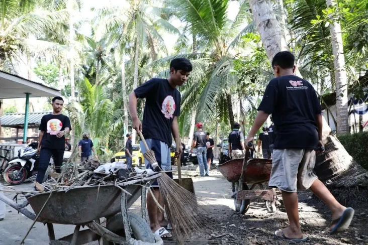 Sambut Tradisi Lokal,...
