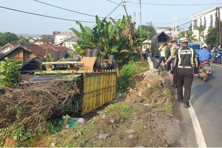 Truk Terguling di Ciampea...