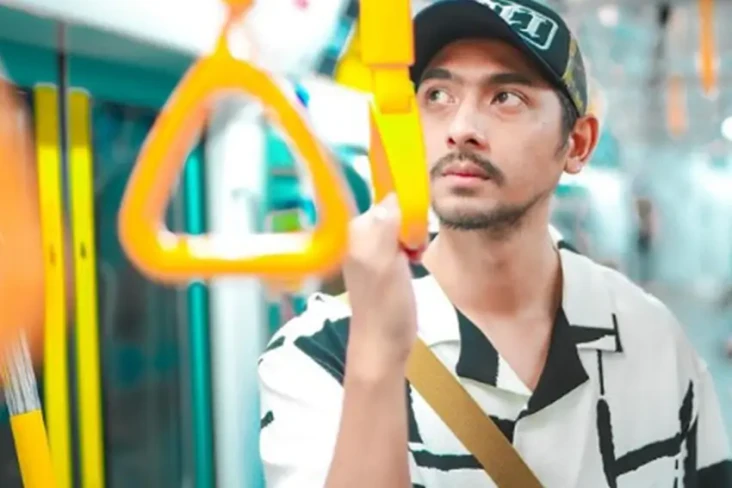 Arya Saloka Pose di...