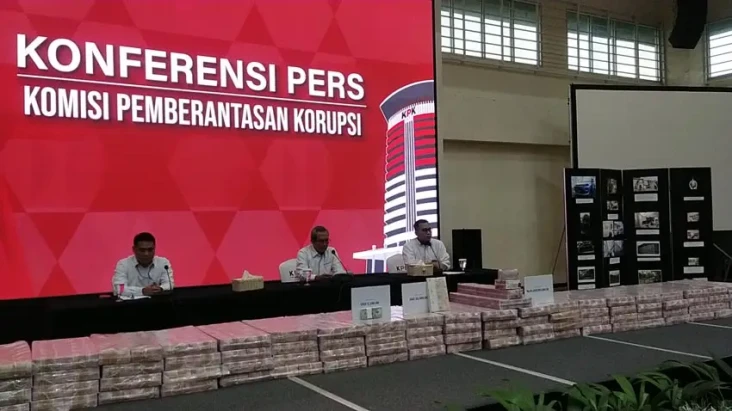 Tumpukan Uang Rp82 Miilar...