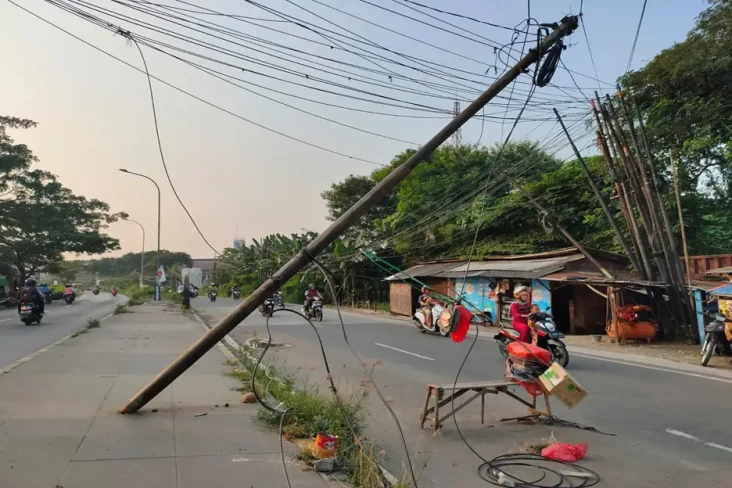 Tiang Nyaris Roboh di...