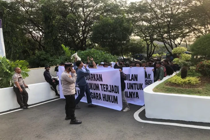 Warga-Pedagang Terdampak,...
