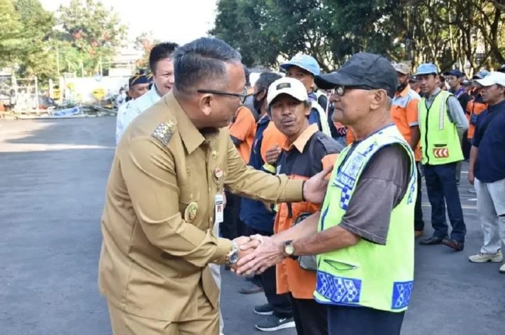 Serahkan Seragam Baru...
