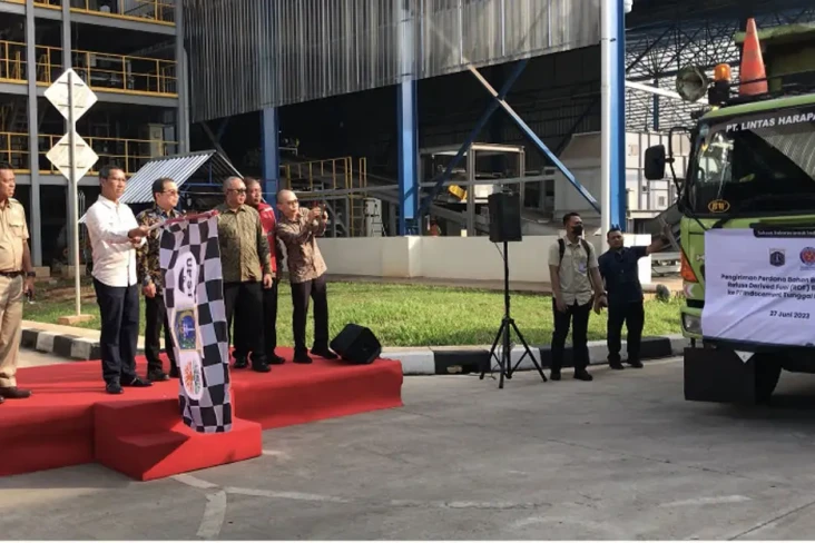 Heru Lepas 20 Truk Berisi...