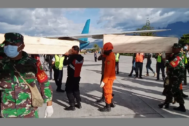 Evakuasi Pesawat Semuwa...