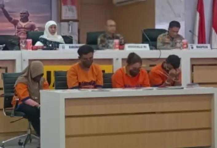 Polda Jatim Tangkap...