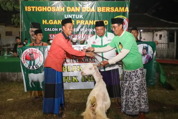 Santrine Ganjar Serahkan...