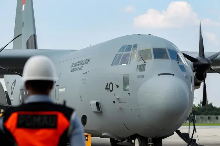 Pesawat C-130J Super...