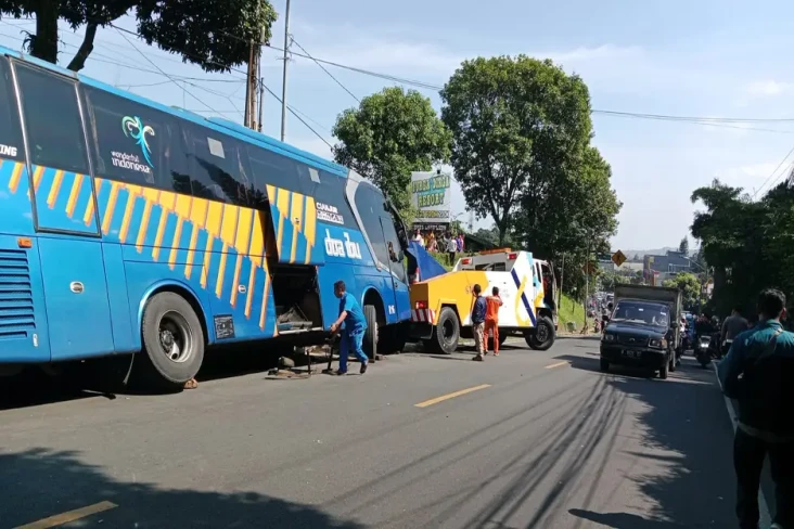 Rem Blong, Bus Tabrak...