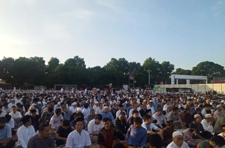 Ribuan Jemaah Salat...