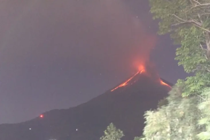 Semburkan Lava Pijar,...