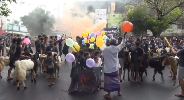 Arak-arakan Hewan Kurban...