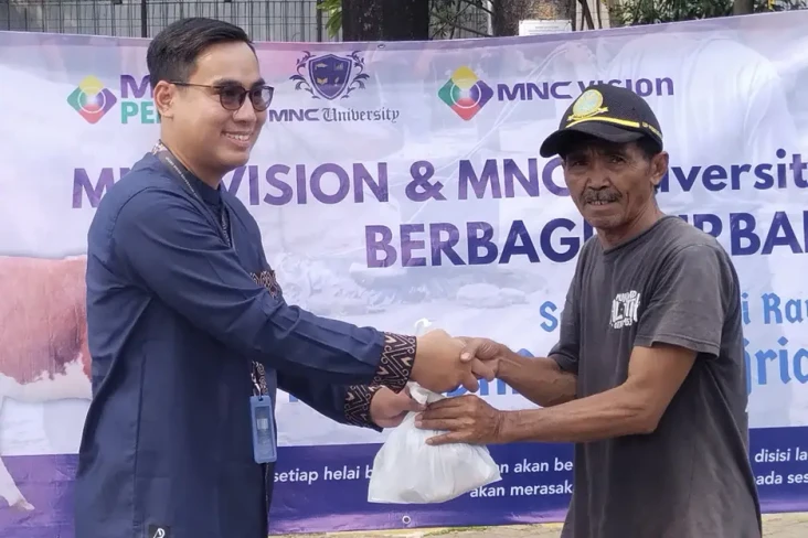 Bagikan Daging Kurban...