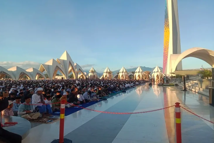 Di Hadapan Ribuan Jemaah...