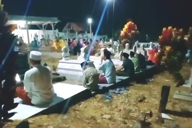 Nyekar, Tradisi Warga...