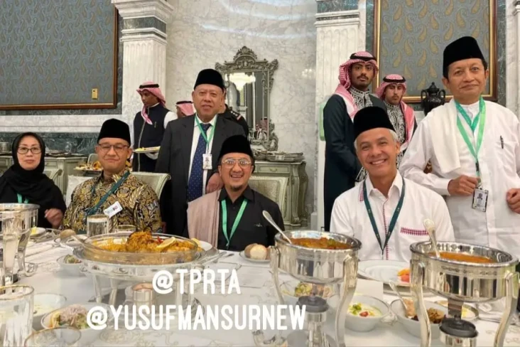 Foto dengan Anies dan...