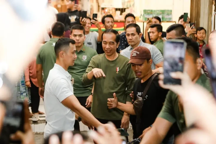 Jokowi Jalan Santai...