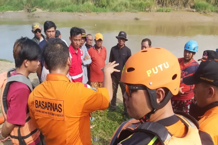 Tim SAR Lakukan Pencarian...