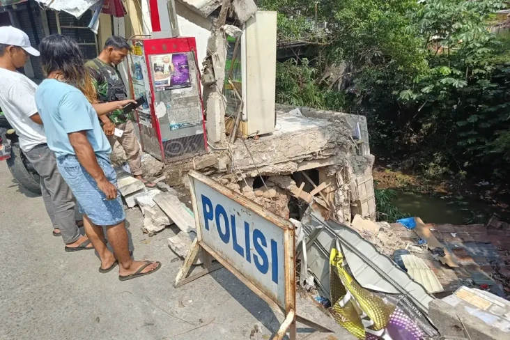 2 Ruko di Depan Stasiun...