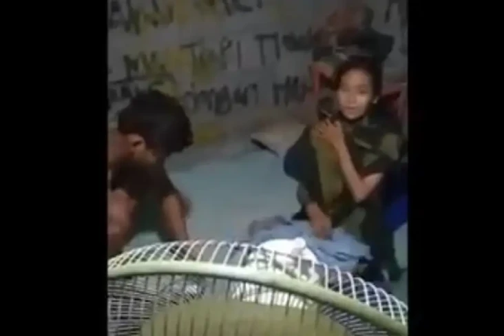 Asyik Lepas Baju dalam...