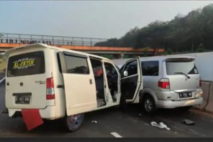 3 Mobil Tabrakan Beruntun...
