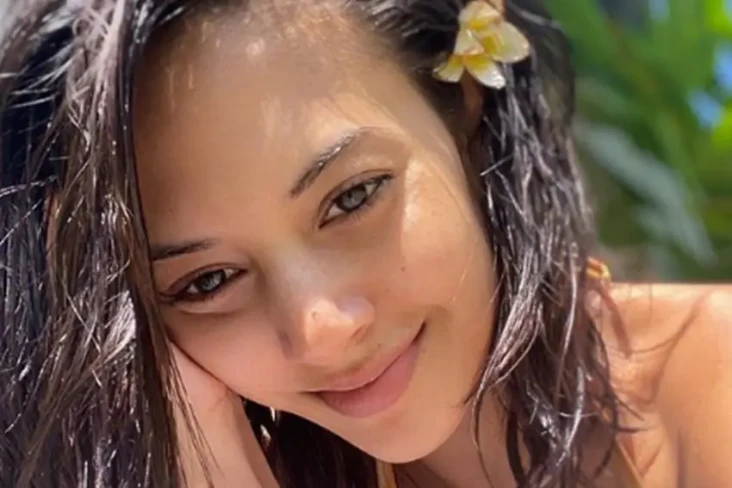 Aurelie Moeremans Unggah...