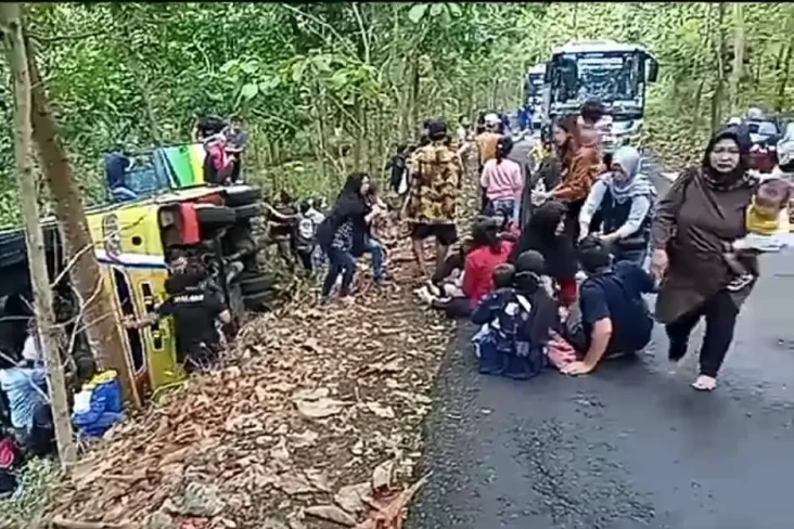 Bus Trans Jogja Terguling...