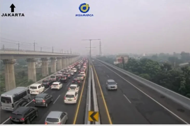 2 Mobil Kecelakaan,...