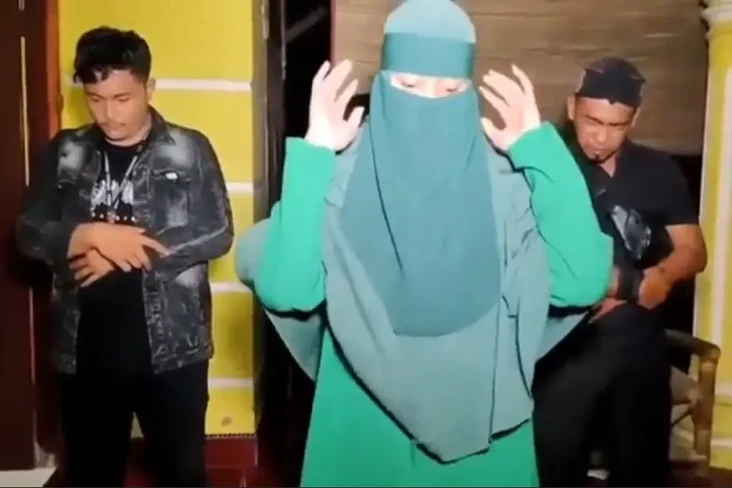 Gempar! Seorang Perempuan...