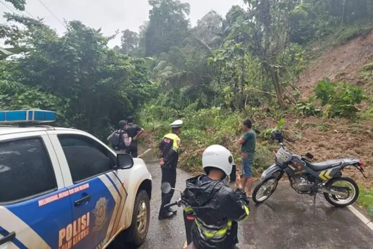 Imbas Hujan Deras, Jalan...
