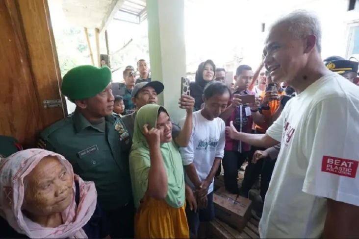 Kunjungi Korban Gempa...