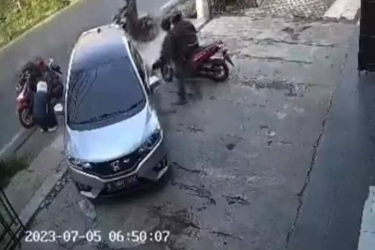 Modus Ban Mobil Bocor...