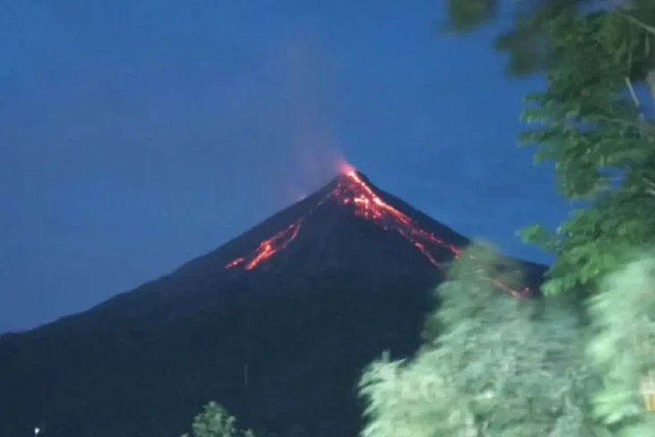 Muntahkan Lava Pijar,...