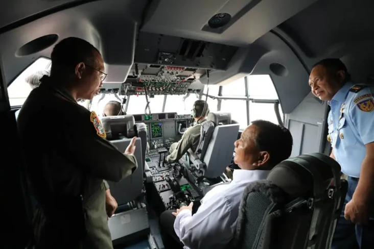 Prabowo Serahkan C-130J...