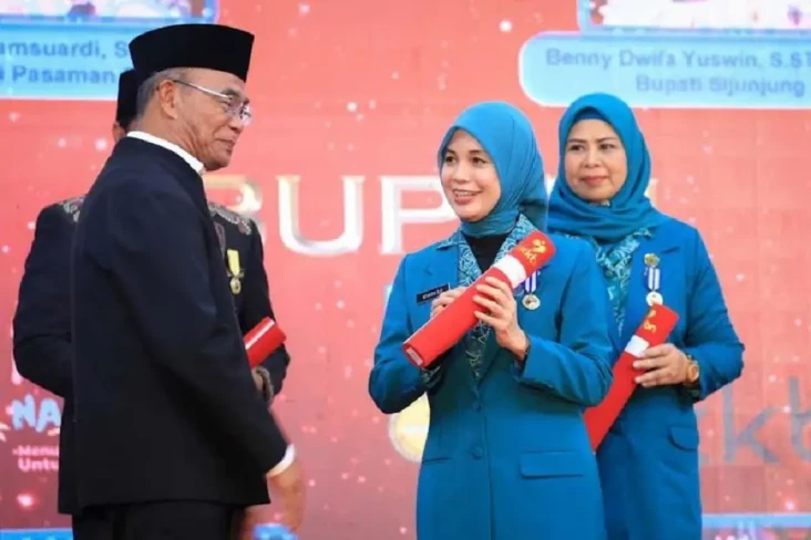 Siti Atikoh Terima Manggala...