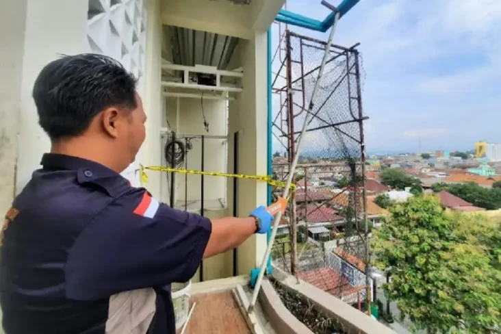 Penampakan Lift Jatuh...