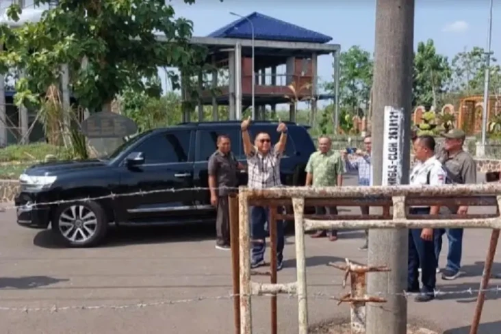 Panji Gumilang Acungkan...