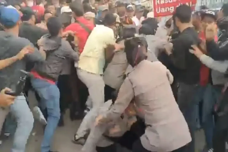 Kericuhan Pecah di Depan...