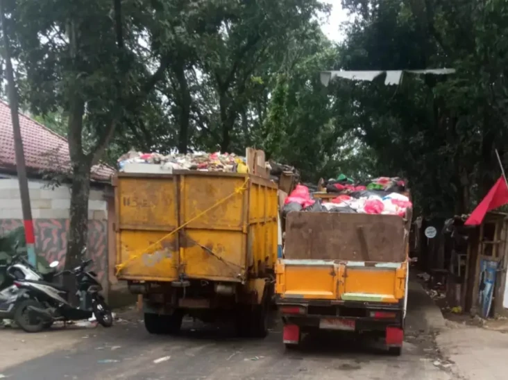 Truk Sampah Antre Masuk...