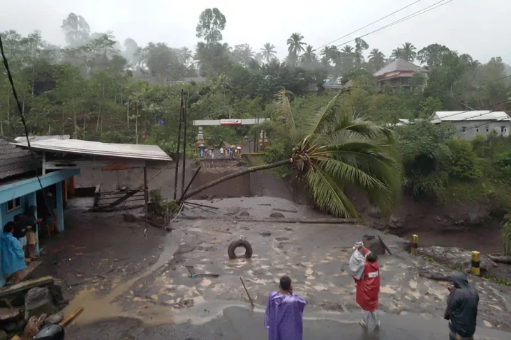 Banjir Bandang Terjang...