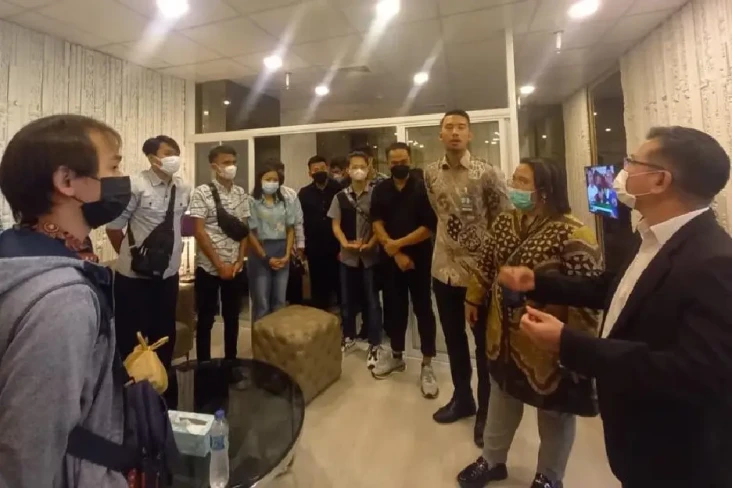 Pulang Selamat ke Indonesia,...