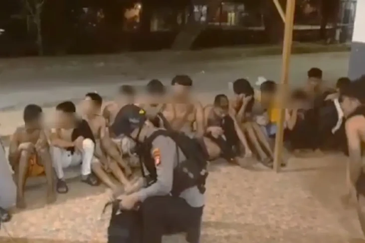 Tenteng Pedang Hendak...